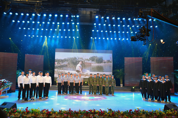 新華集團(tuán)舉辦“2015年金秋文藝晚會(huì)暨授牌典禮” 第 3 張