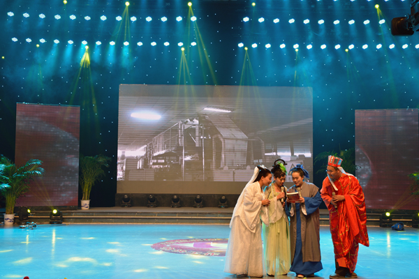 新華集團(tuán)舉辦“2015年金秋文藝晚會(huì)暨授牌典禮” 第 4 張