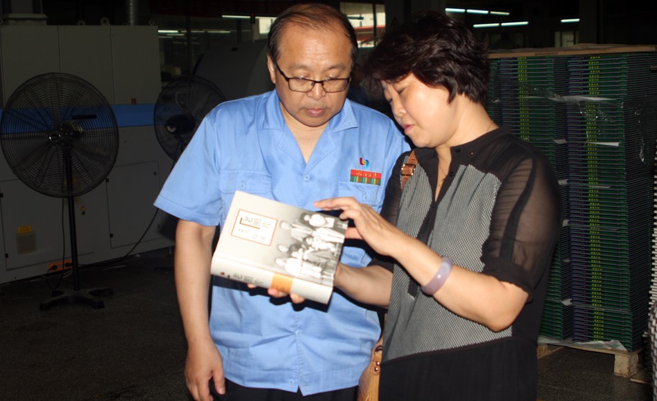 山東省新聞出版局、山東文藝出版社領(lǐng)導(dǎo) 蒞臨集團(tuán)考察工作 第 1 張