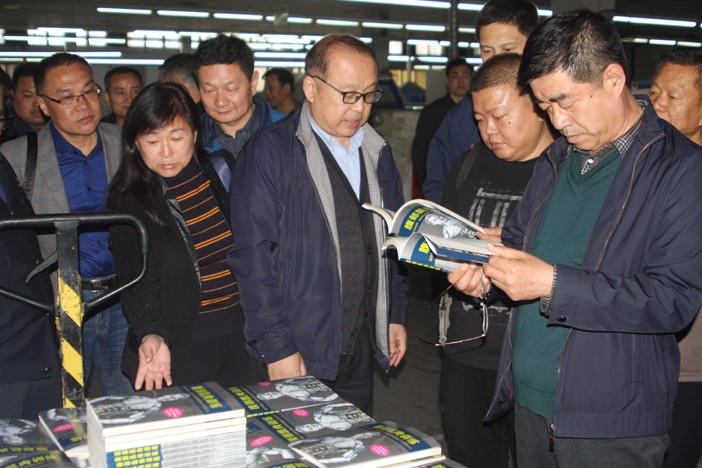 山東出版?zhèn)髅?018秋季教材印制工作會(huì)議在臨沂新華召開(kāi) 第 4 張 山東出版?zhèn)髅?018秋季教材印制工作會(huì)議在臨沂新華召開(kāi) 第 4 張