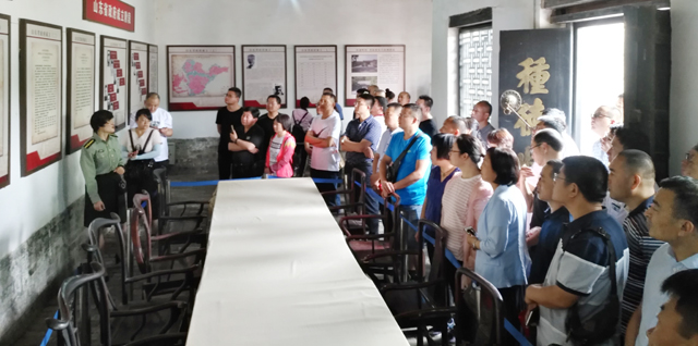 不忘初心 砥礪前行 ——臨沂新華開展主題黨日教育活動(dòng) 第 2 張