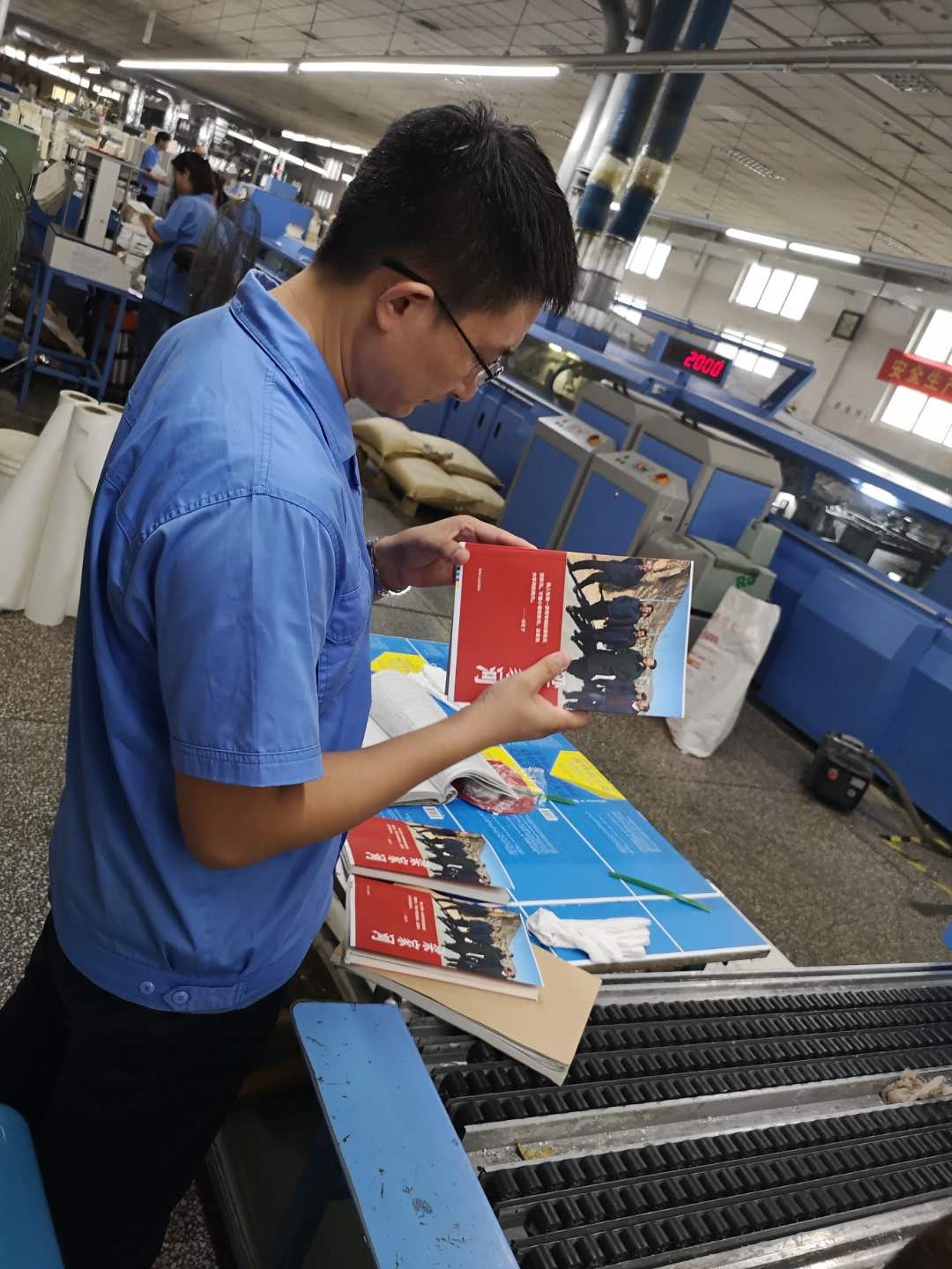 臨沂新華全力以赴保障習(xí)近平系列黨政閱讀用書《 梁家河》印制工作 第 4 張