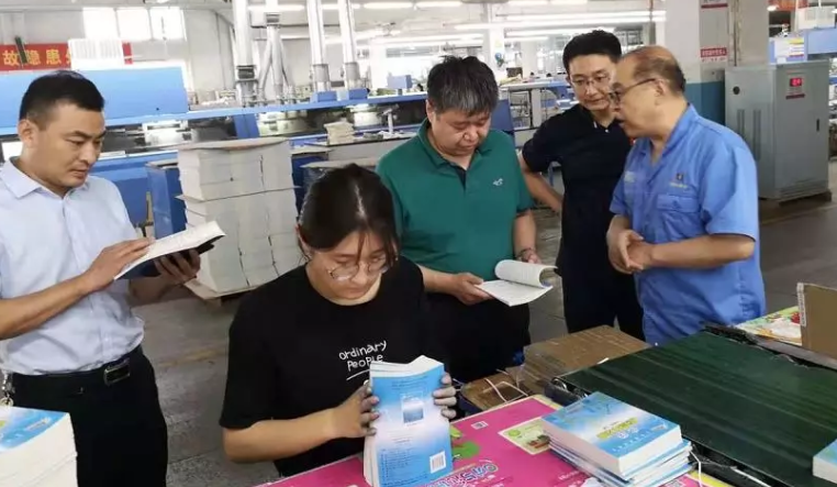 山東出版?zhèn)髅焦煞萦邢薰绢I(lǐng)導(dǎo)蒞臨臨沂新華檢查指導(dǎo)2019年秋季教材印制工作 第 4 張